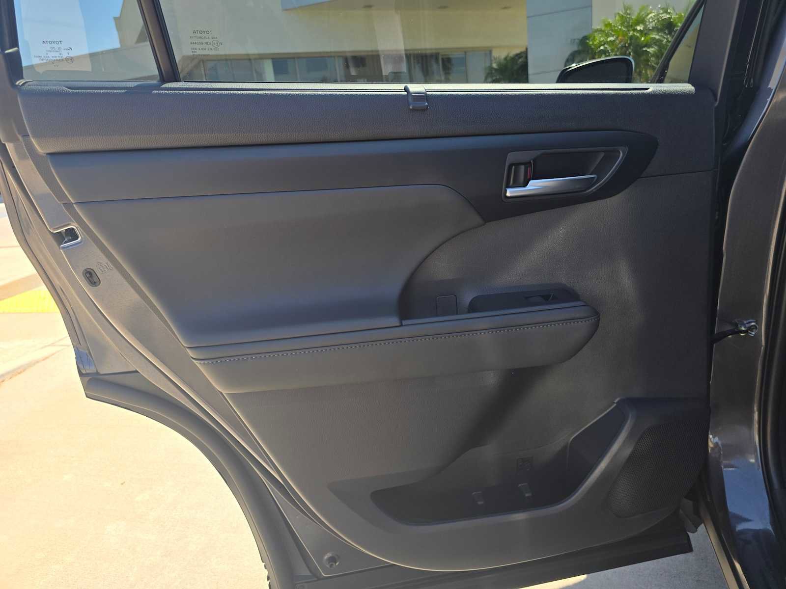 Certified 2025 Toyota Highlander XLE FWD image 17