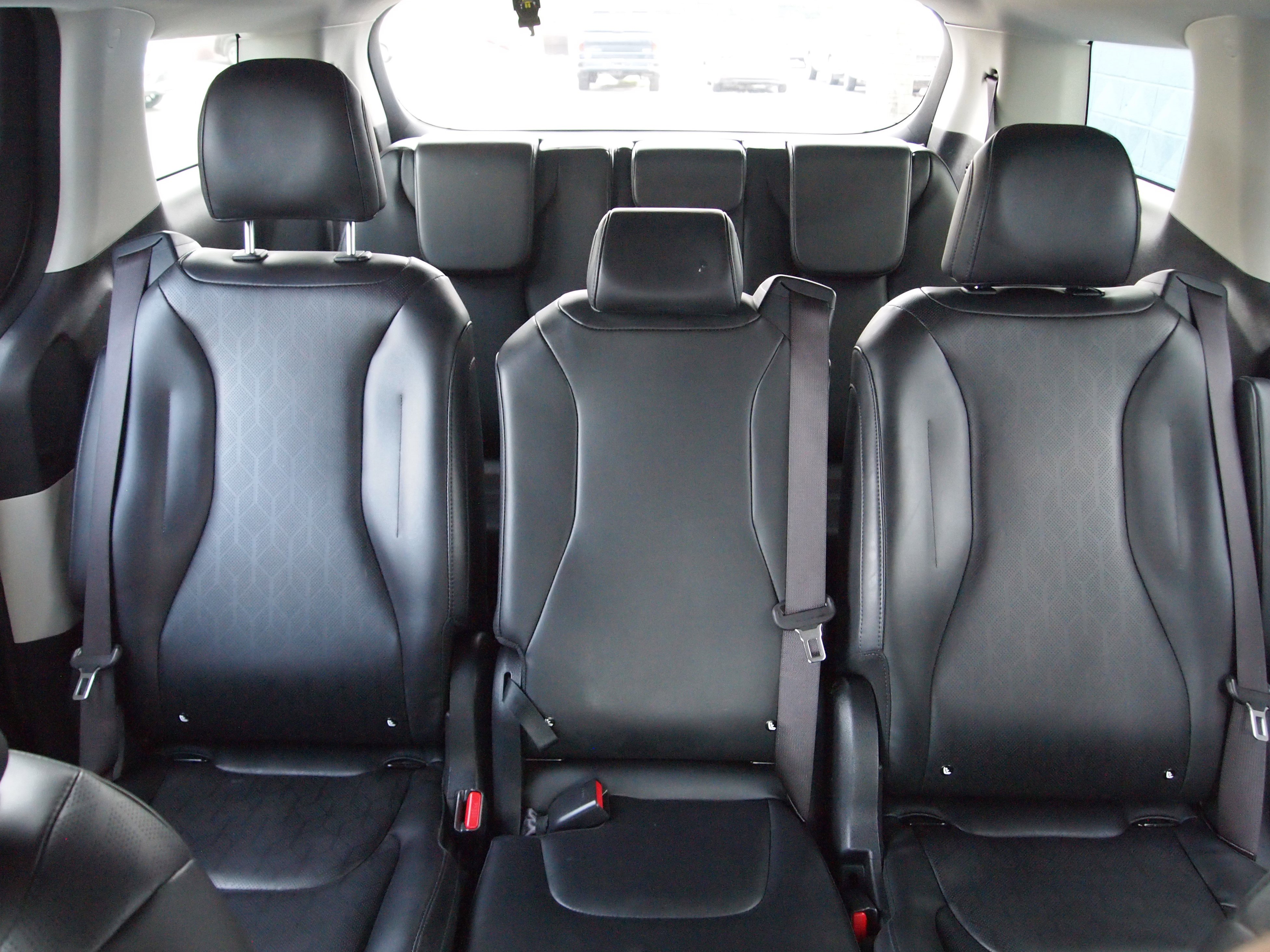 Used 2023 Kia Carnival LX FWD image 25