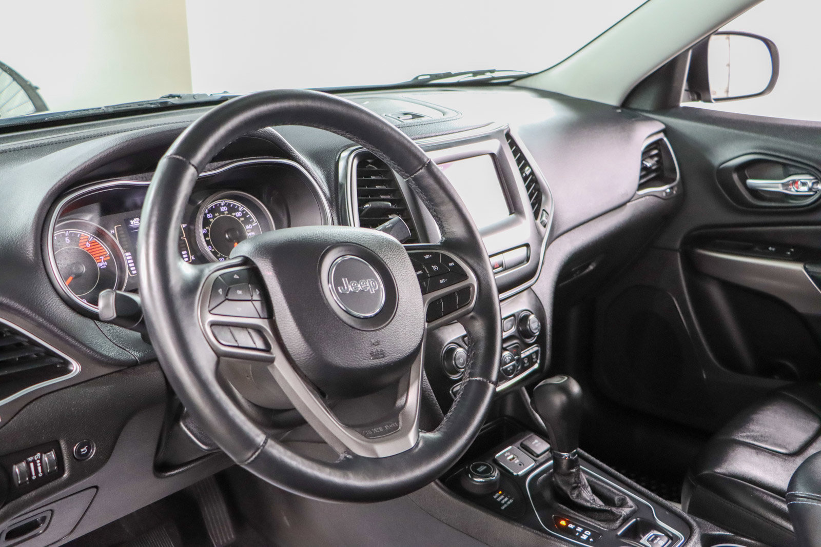 Used 2019 Jeep Cherokee Latitude Plus w/ Comfort/Convenience Group image 22
