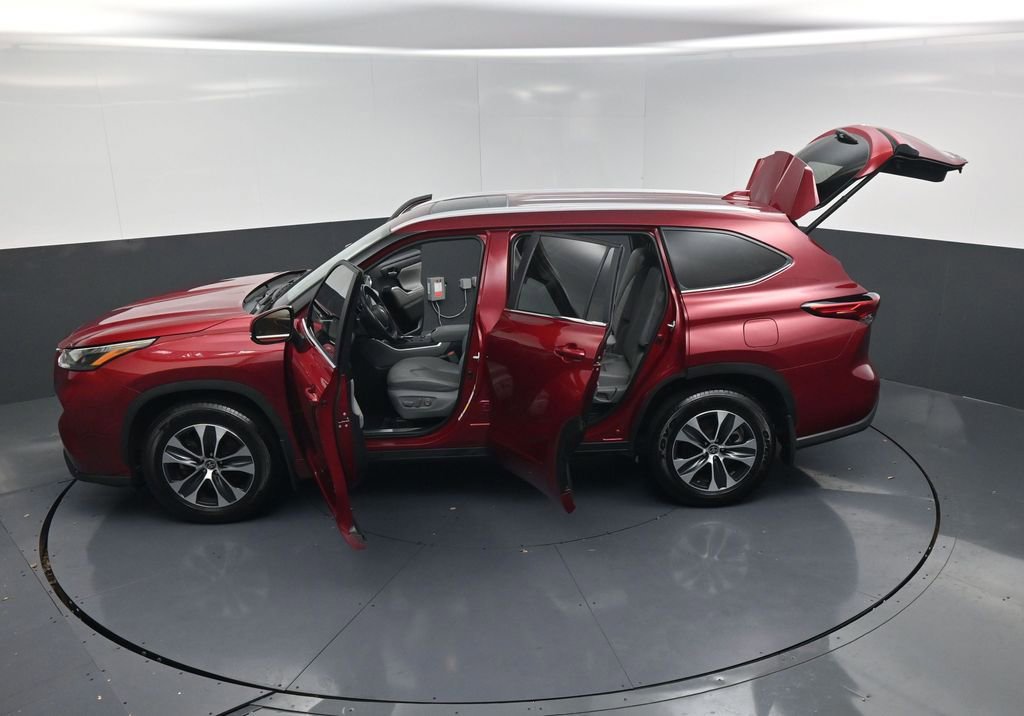 Used 2023 Toyota Highlander XLE image 24