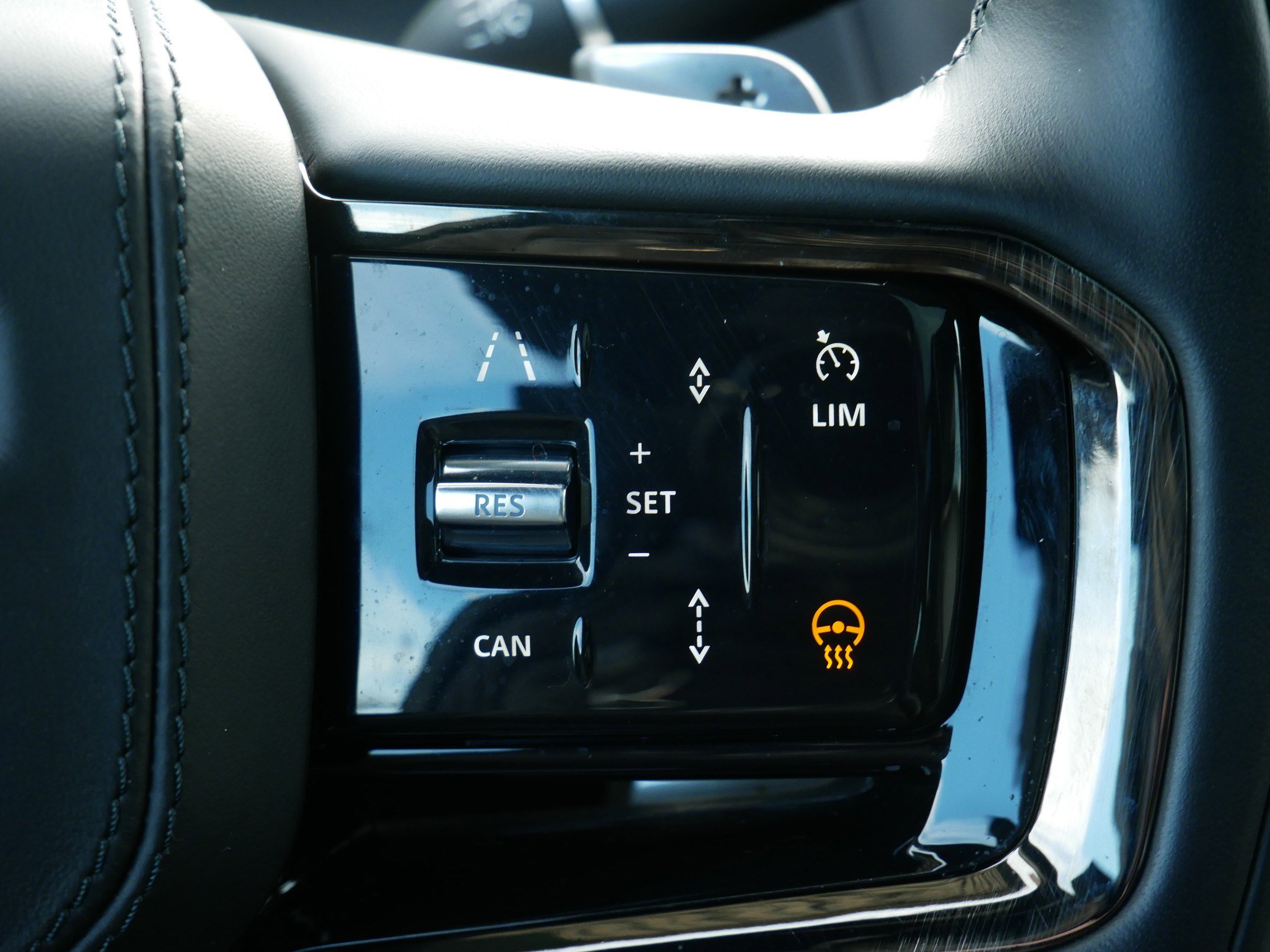 Used 2025 Land Rover Range Rover Velar Dynamic SE image 23