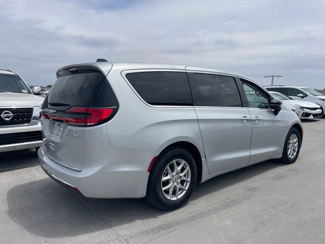 Used 2024 Chrysler Pacifica Touring-L FWD image 2