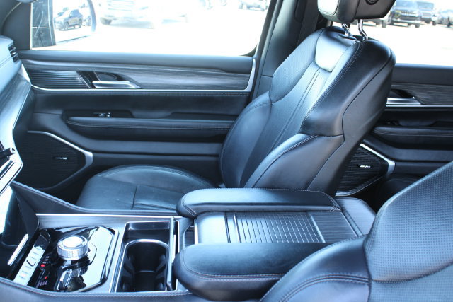 Used 2024 Jeep Wagoneer L Series II AWD/4WD image 36