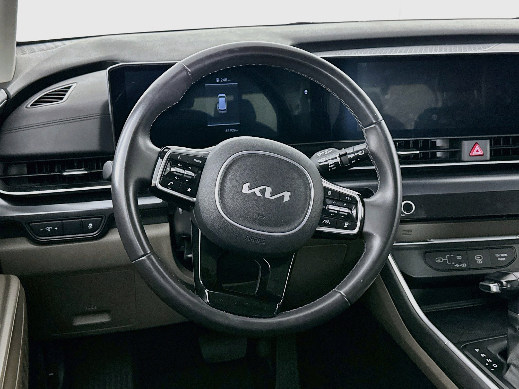 Used 2025 Kia Carnival FWD image 18