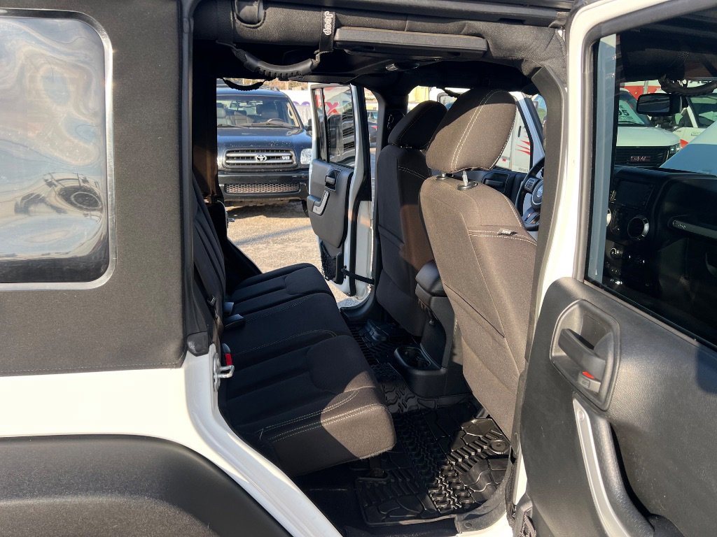 Used 2017 Jeep Wrangler Unlimited Sahara w/ Connectivity Group image 15