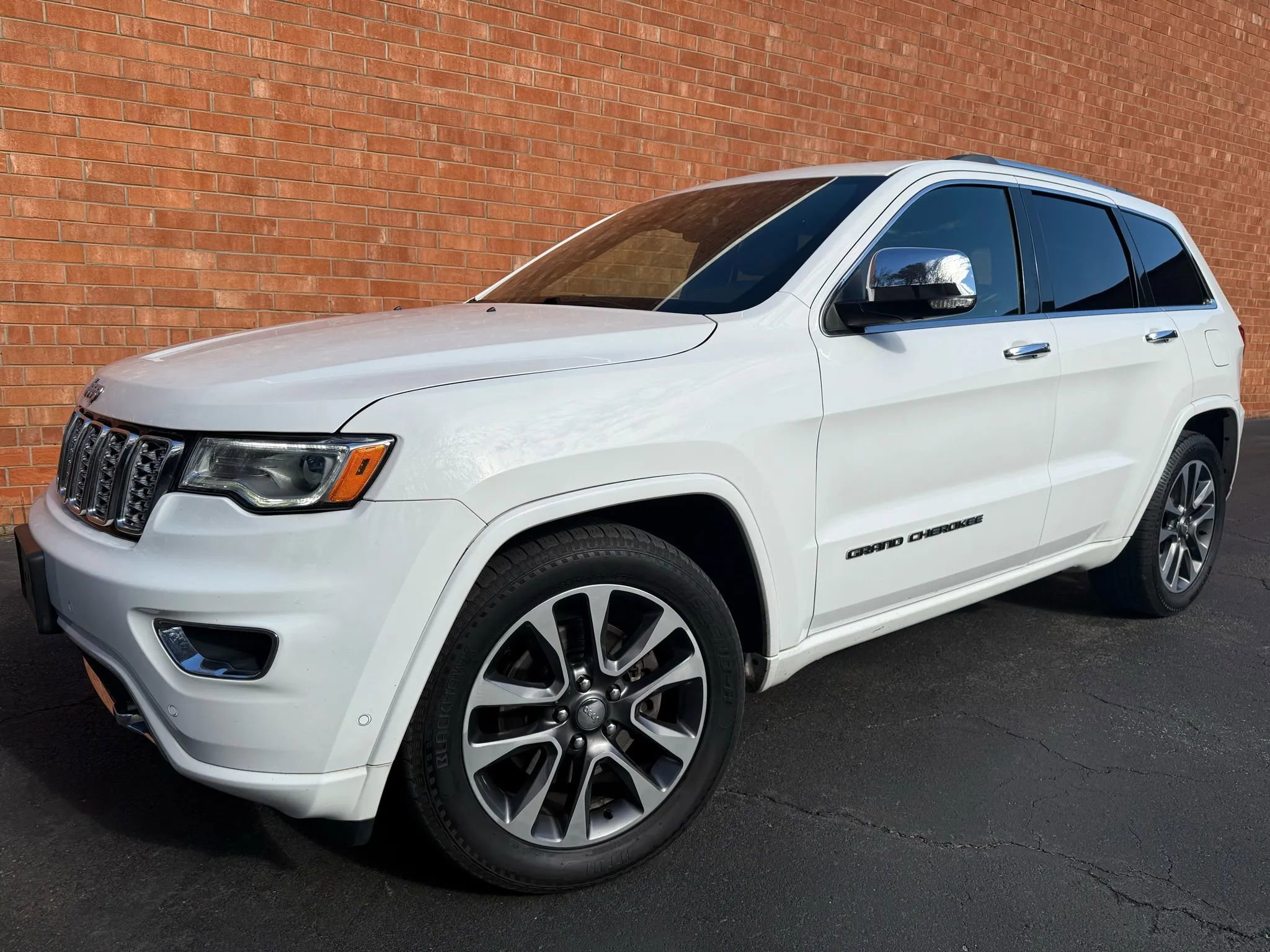 Used 2018 Jeep Grand Cherokee Overland image 3