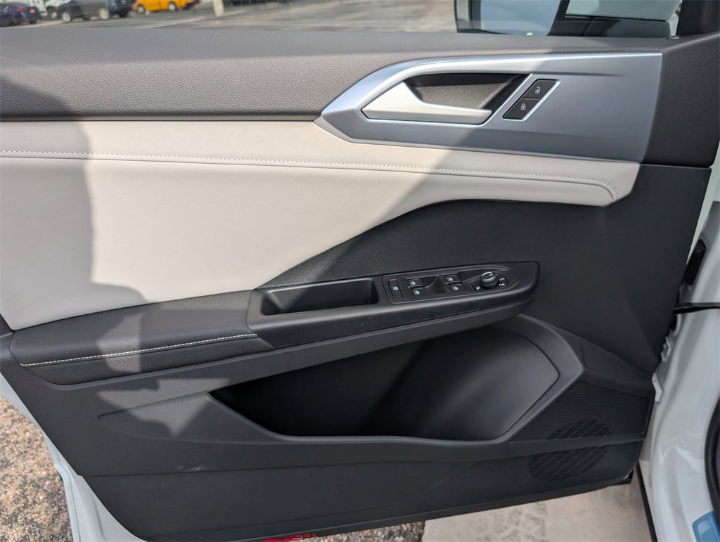 New 2026 Volkswagen Taos SE image 10