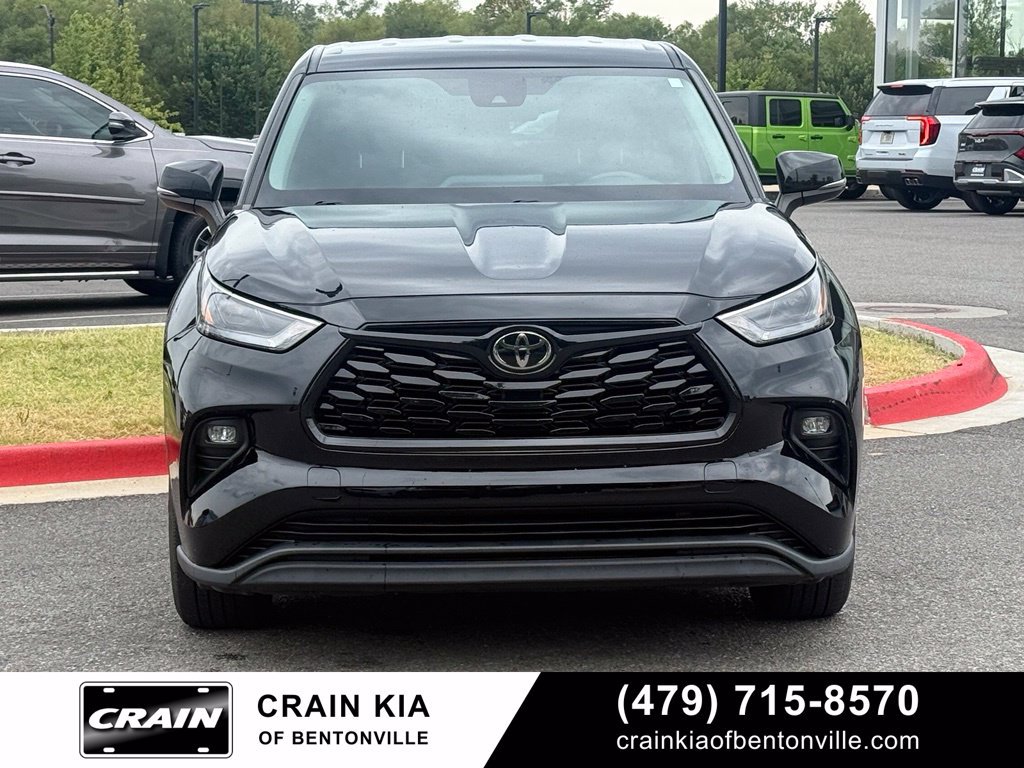Used 2022 Toyota Highlander LE AWD/4WD image 2