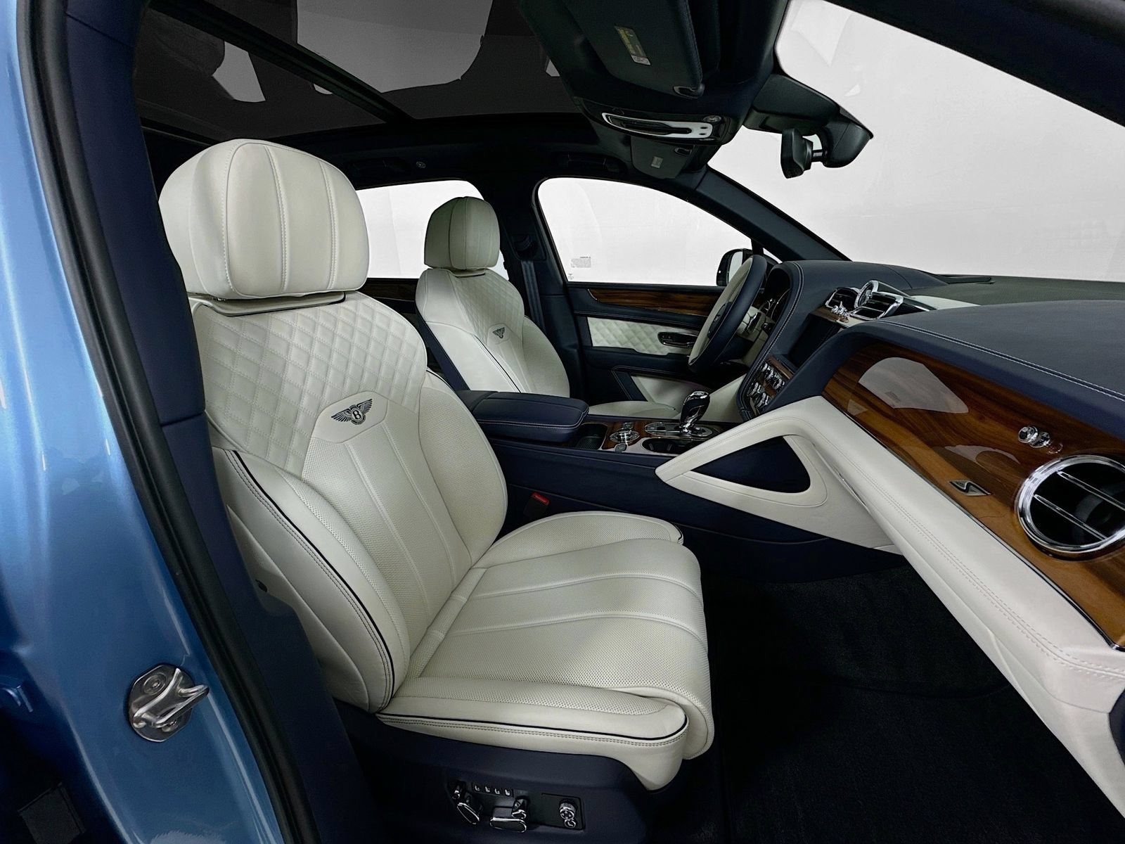Certified 2025 Bentley Bentayga AWD/4WD image 29