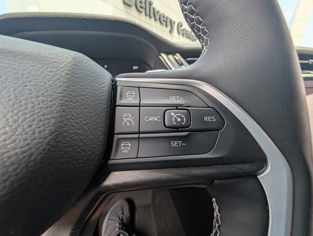 Used 2024 Jeep Grand Cherokee Limited image 2