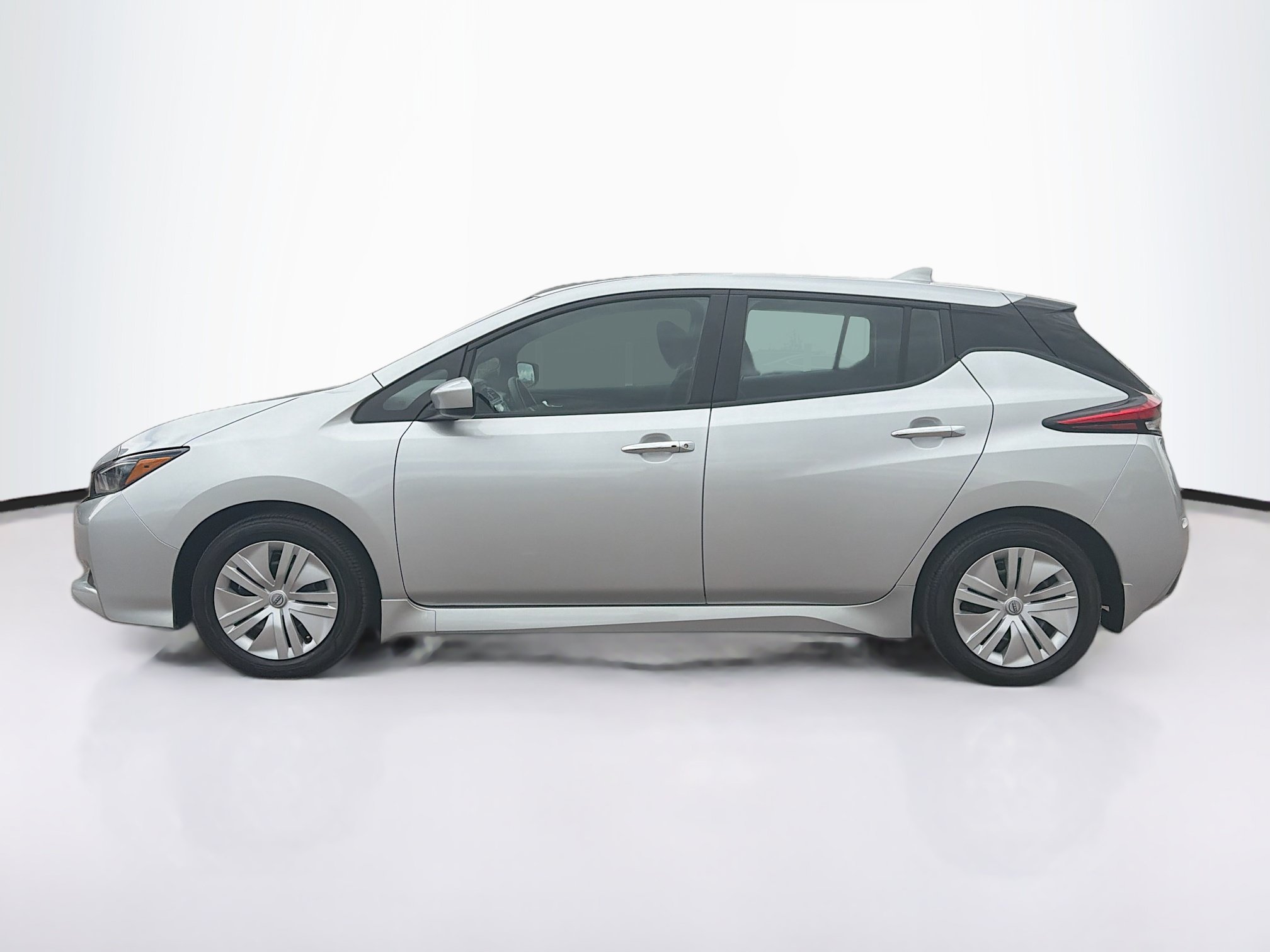Used 2024 Nissan Leaf S FWD image 4