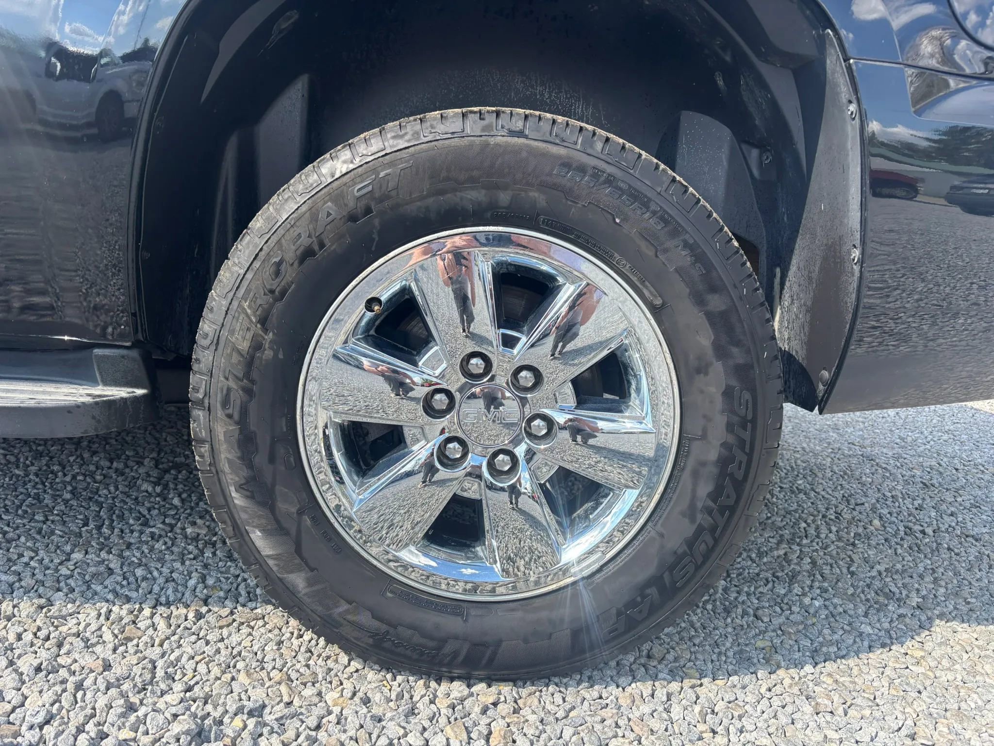 Used 2013 GMC Yukon SLT w/ SLT-2 Equipment Package AWD/4WD image 2