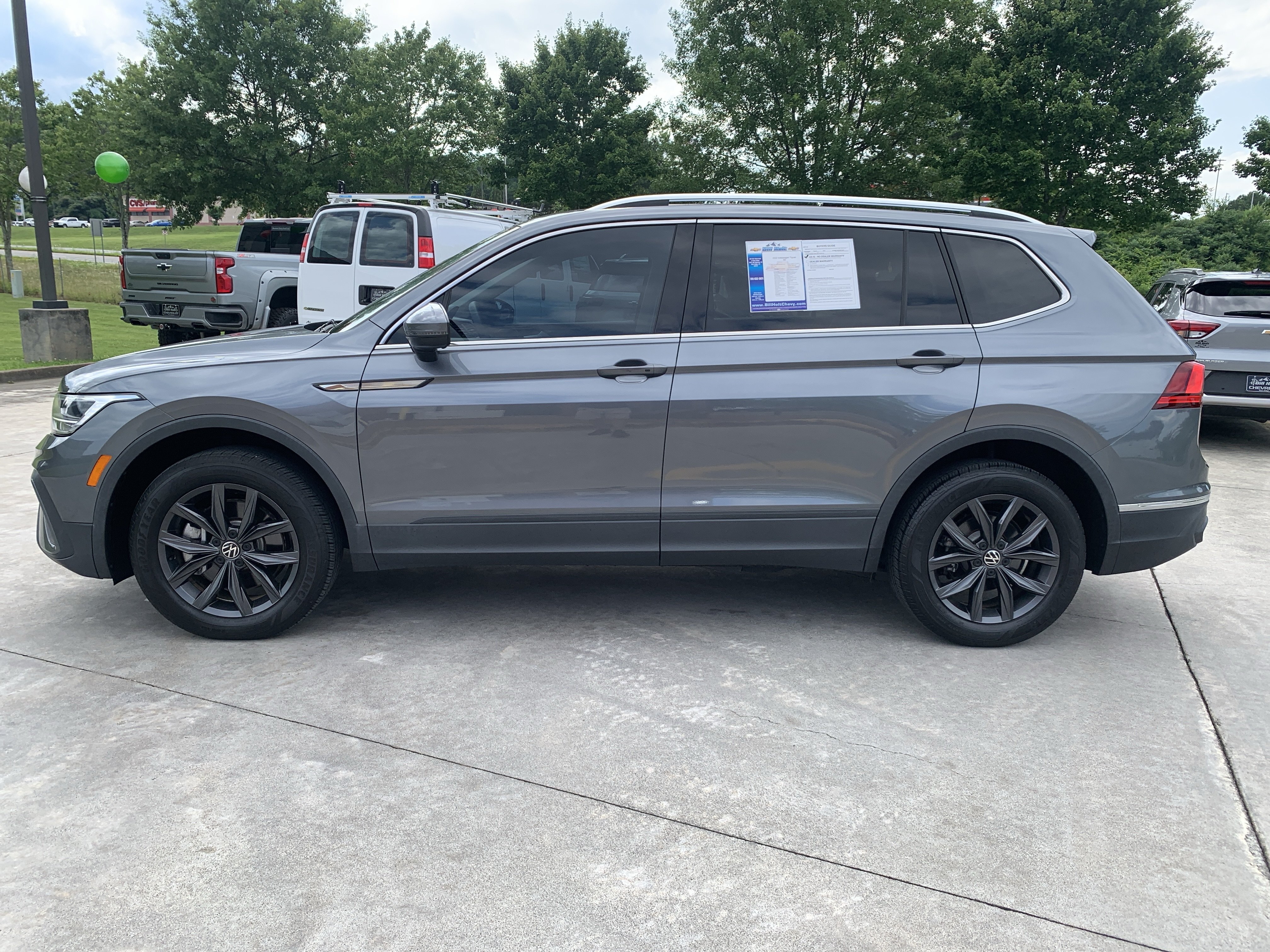 Used 2023 Volkswagen Tiguan SE w/ Panoramic Sunroof Package FWD image 4