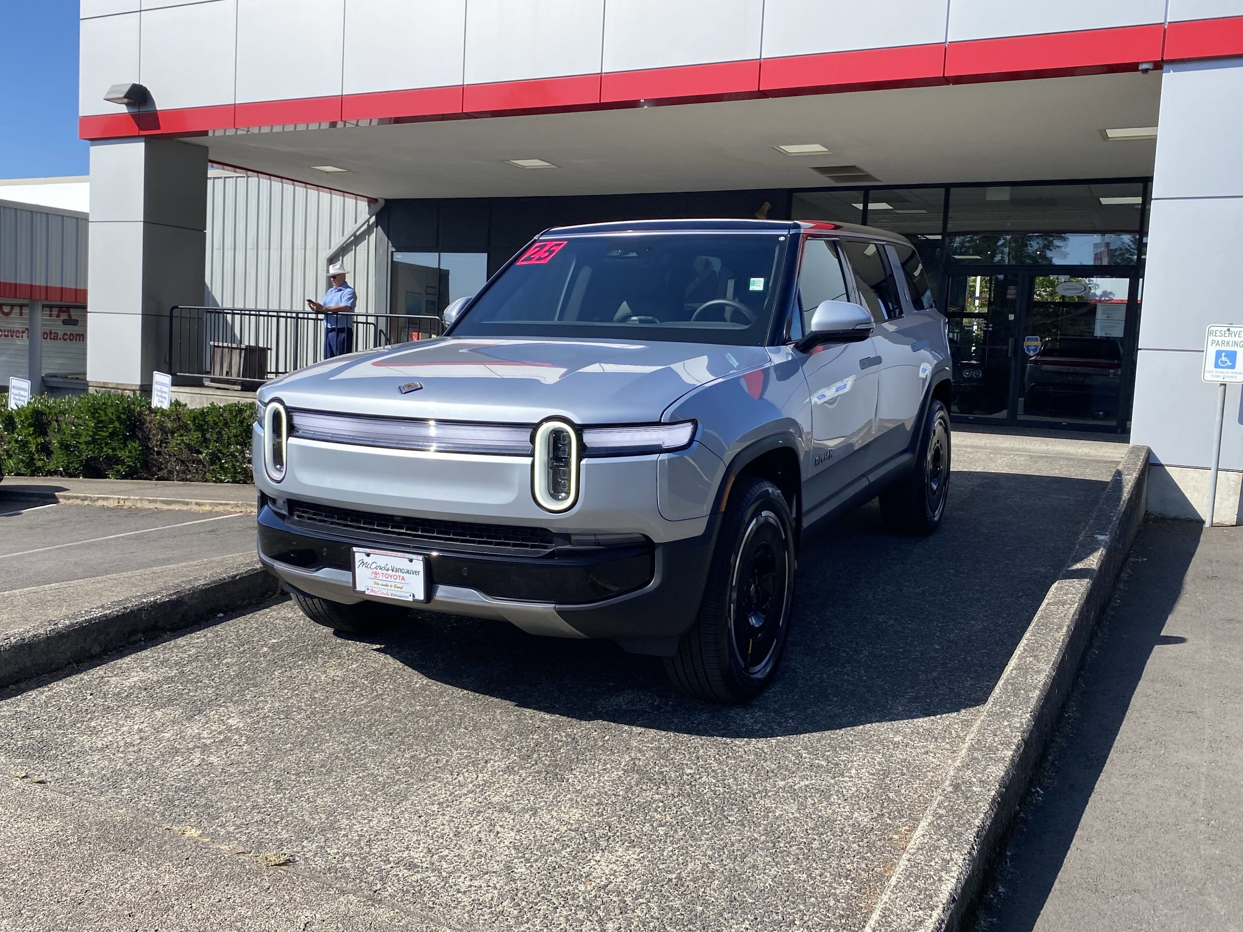 Used 2025 Rivian R1S Adventure image 3