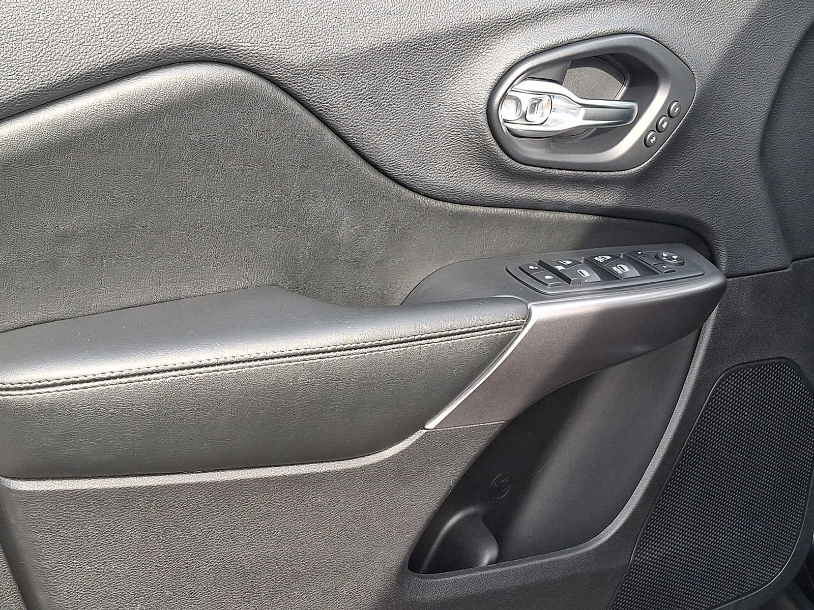 Used 2019 Jeep Cherokee Limited image 9