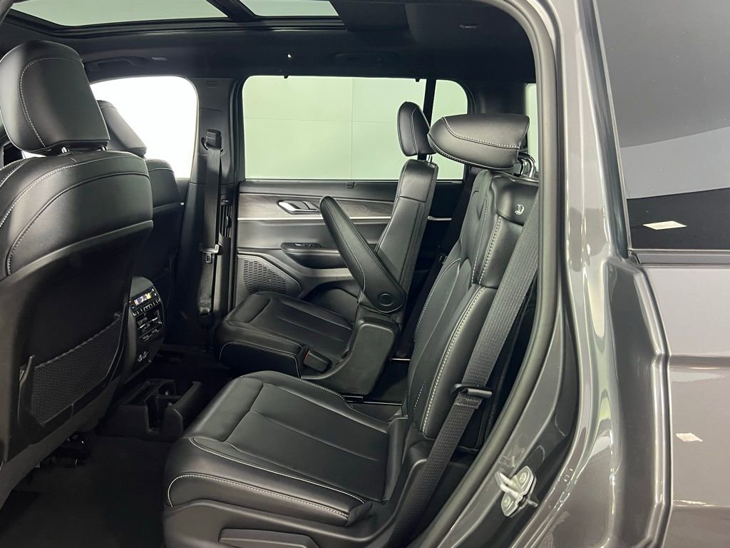 Used 2024 Jeep Grand Cherokee L Limited w/ Luxury Tech Group II image 27