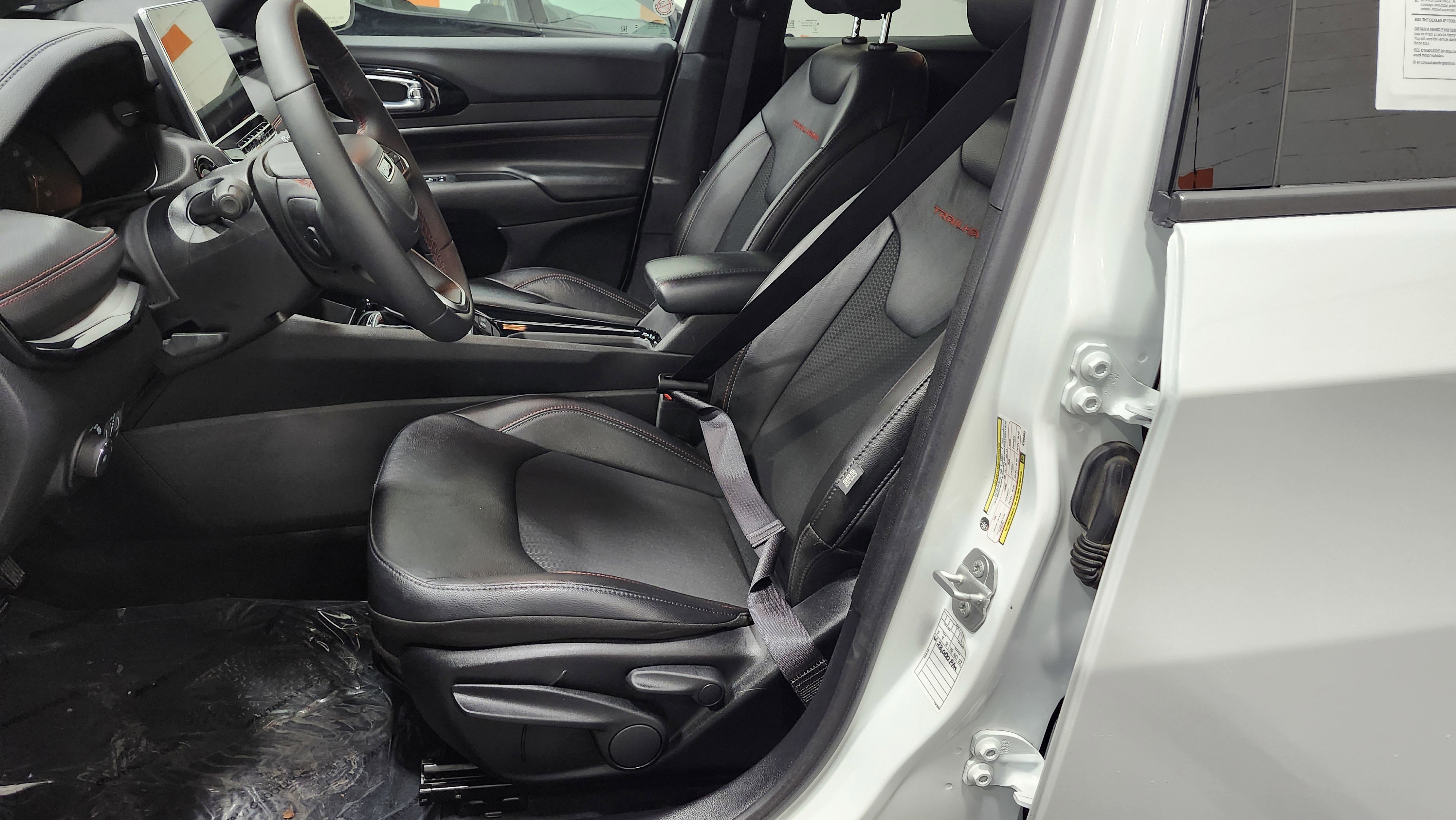 Used 2025 Jeep Compass Trailhawk image 25