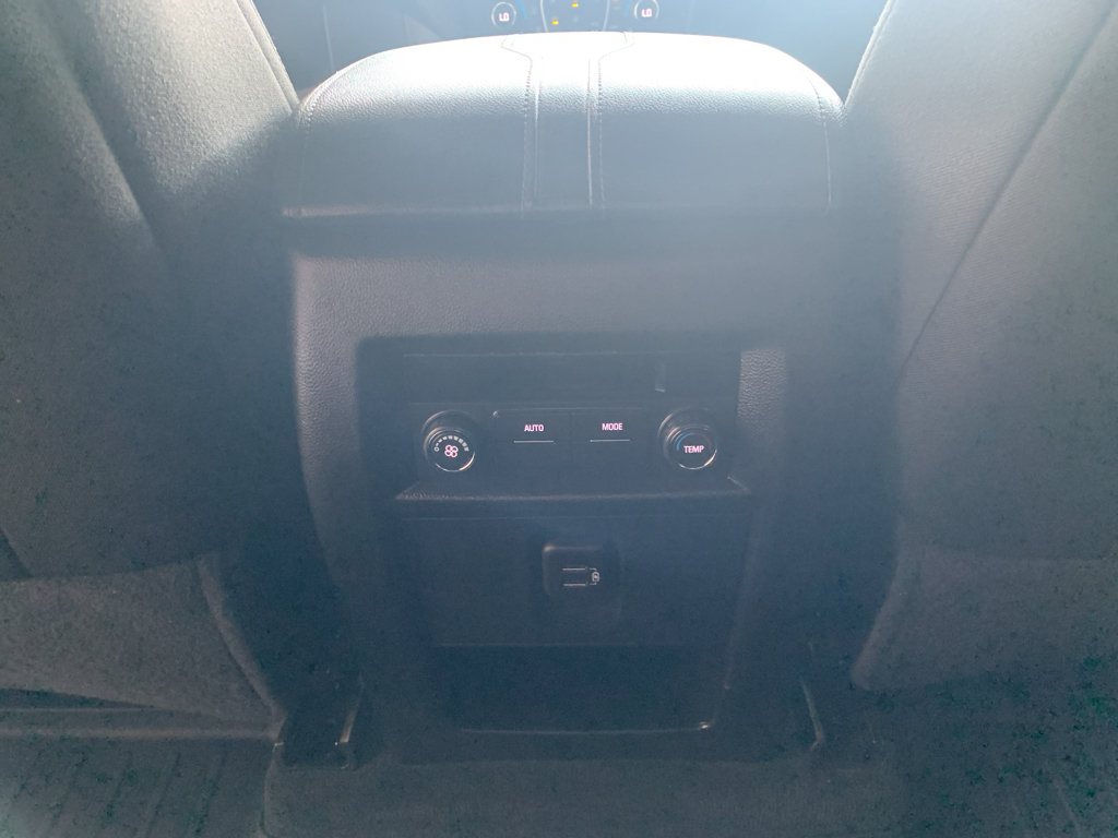 Used 2023 Chevrolet Traverse LT FWD image 16