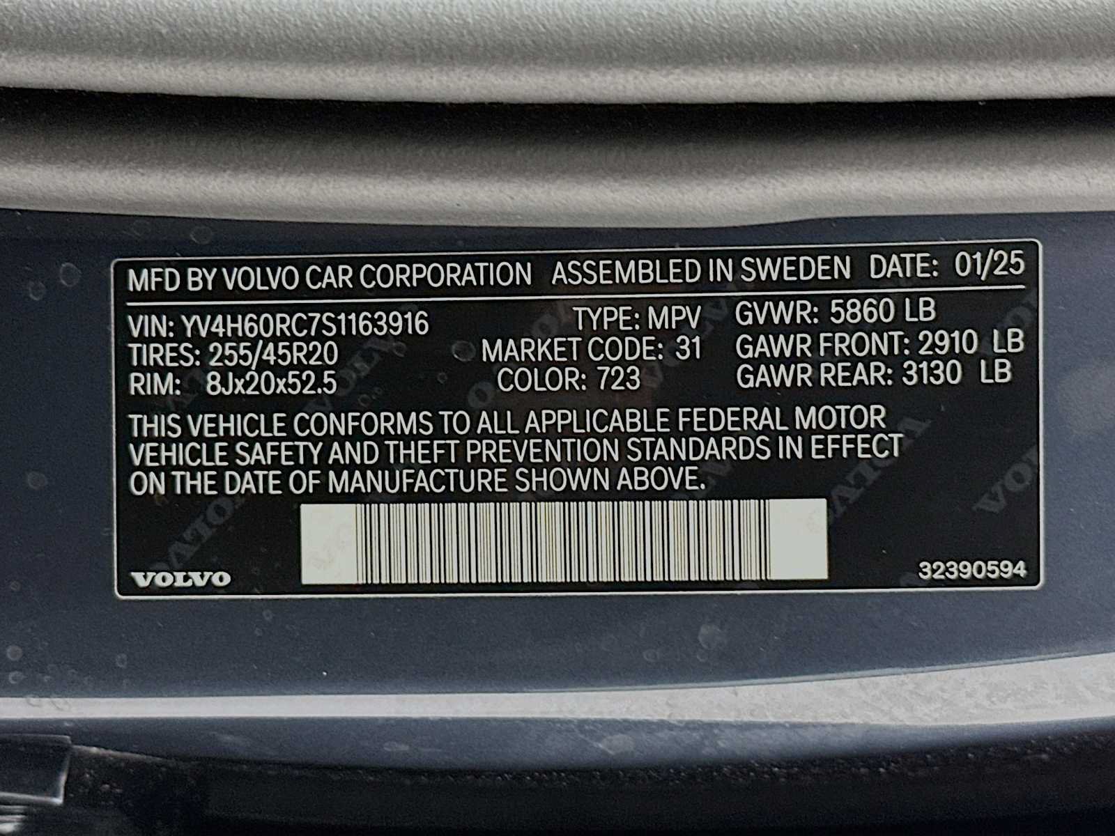 Certified 2025 Volvo XC60 T8 Plus w/ Protection Package Premier AWD/4WD image 30