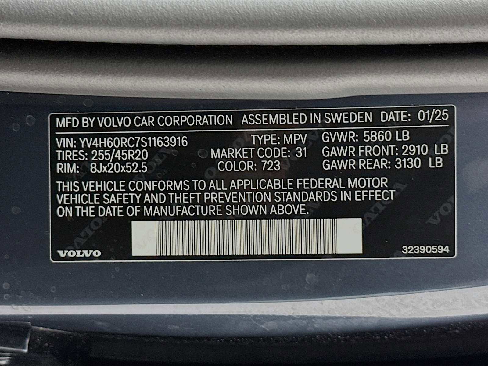 Certified 2025 Volvo XC60 T8 Plus w/ Protection Package Premier image 30