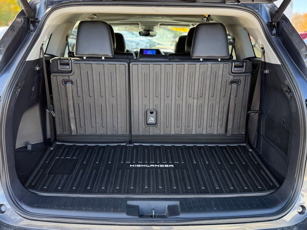 Certified 2024 Toyota Highlander XLE image 5