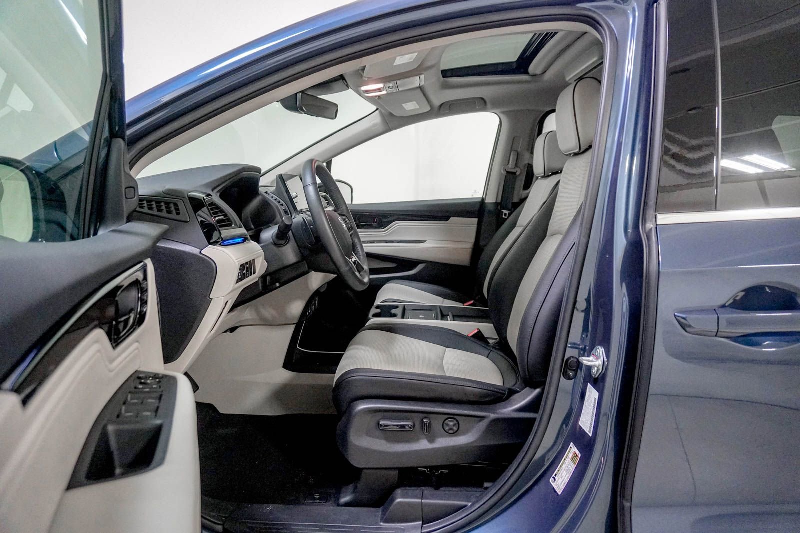 Used 2025 Honda Odyssey Elite image 21