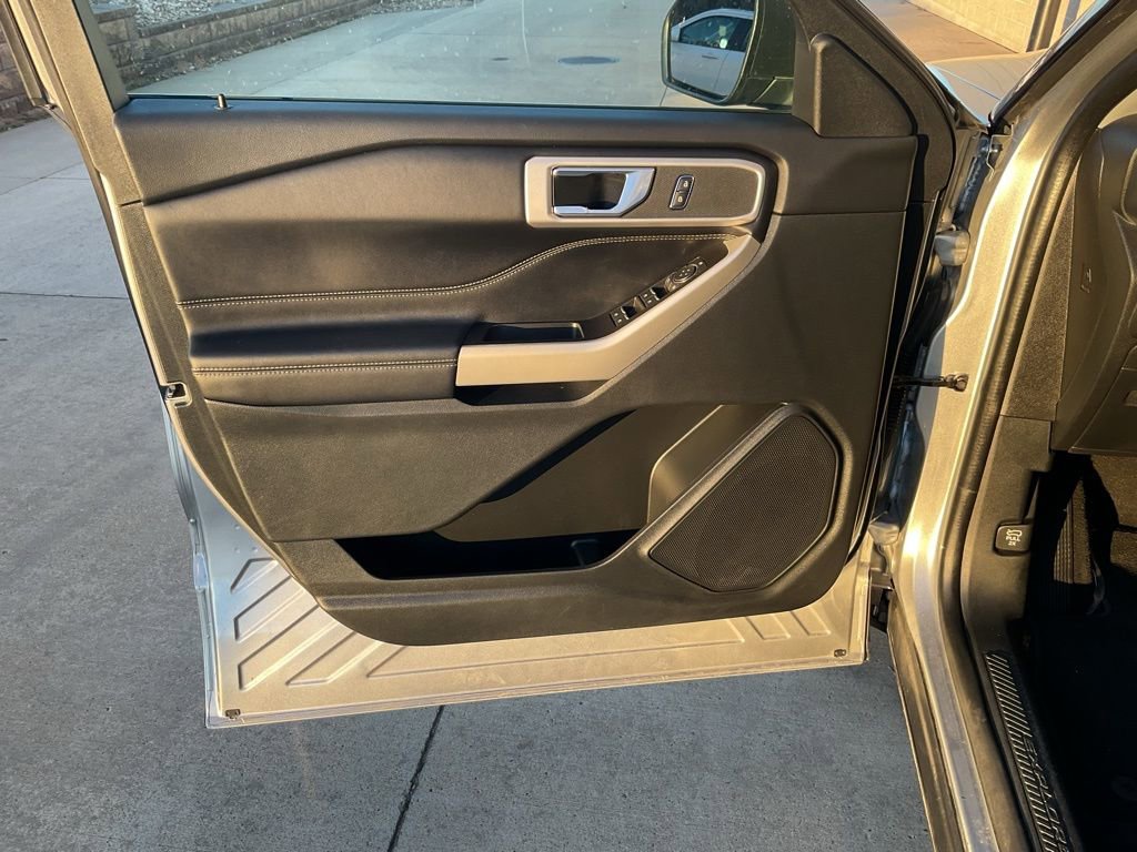 Used 2021 Ford Explorer XLT w/ Equipment Group 202A image 7