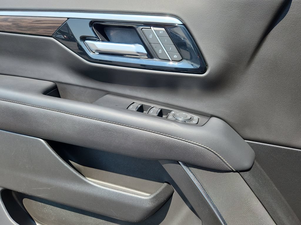 Used 2025 Chevrolet Suburban Premier AWD/4WD image 23