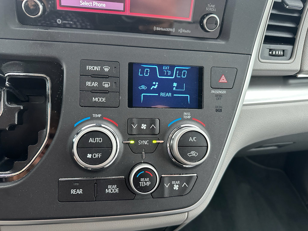 Used 2020 Toyota Sienna LE w/ LE Preferred Package FWD image 16