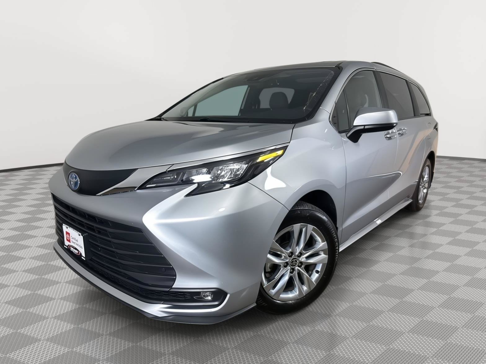 Used 2025 Toyota Sienna XLE w/ XLE Plus Package FWD image 1