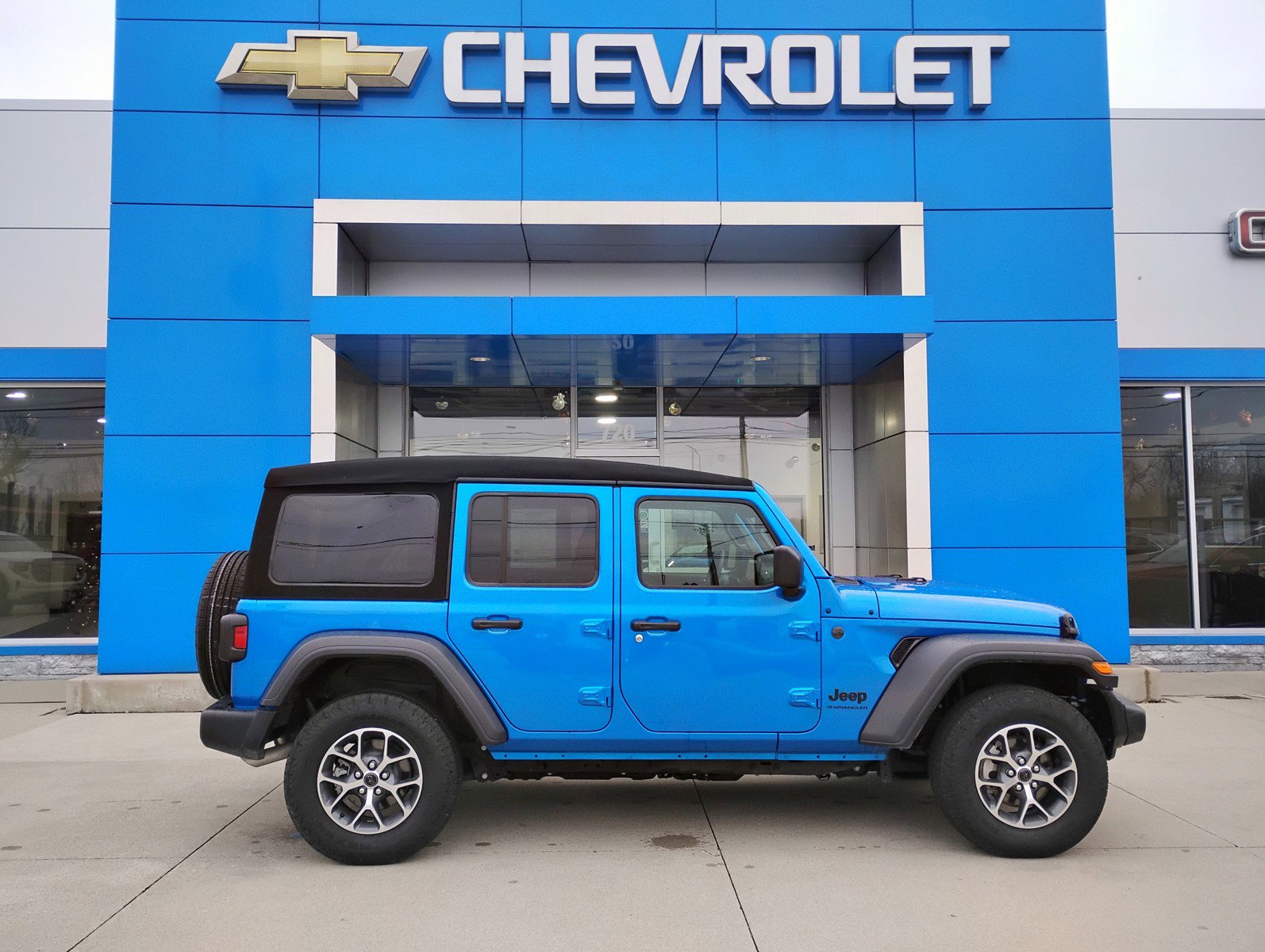 Used 2024 Jeep Wrangler Sport S image 32