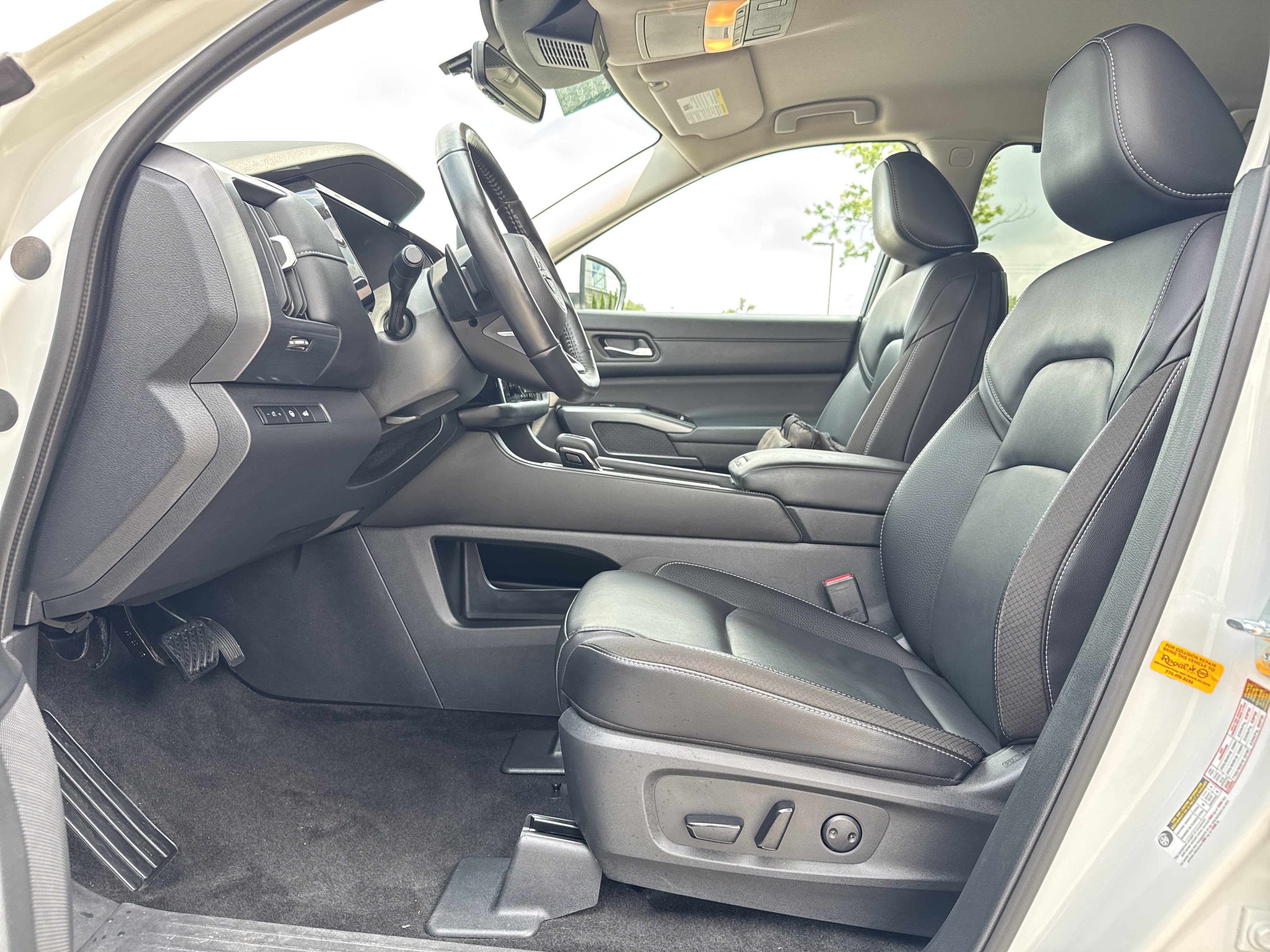 Used 2024 Nissan Pathfinder SL FWD image 17