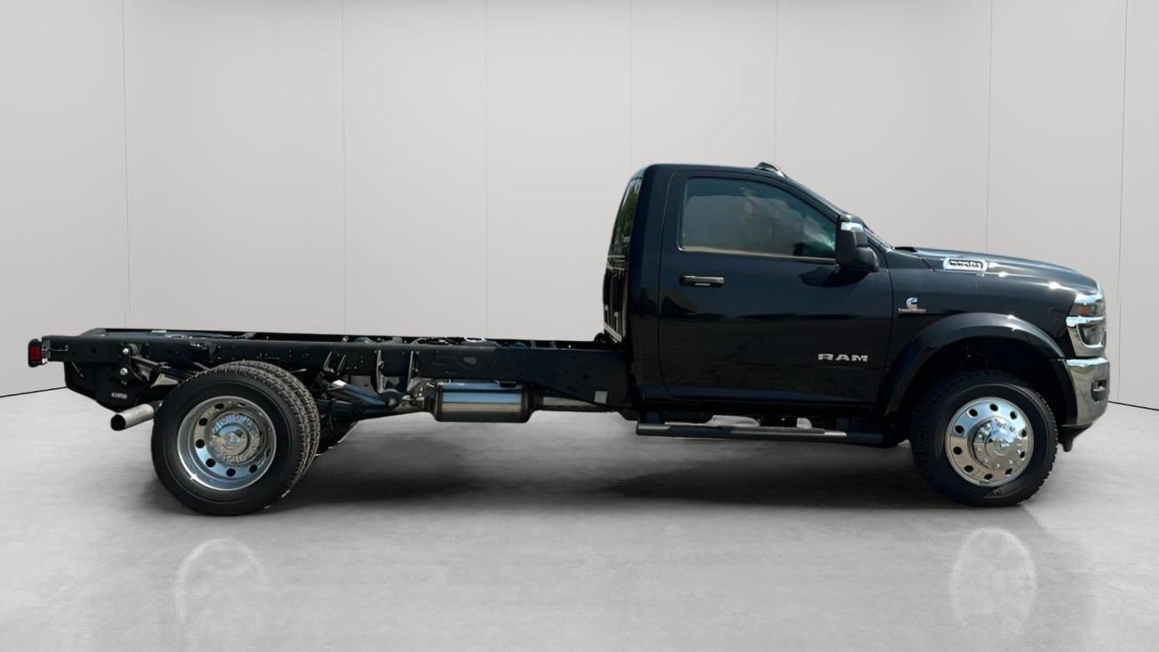 New 2026 RAM 5500 4x4 Regular Cab image 3