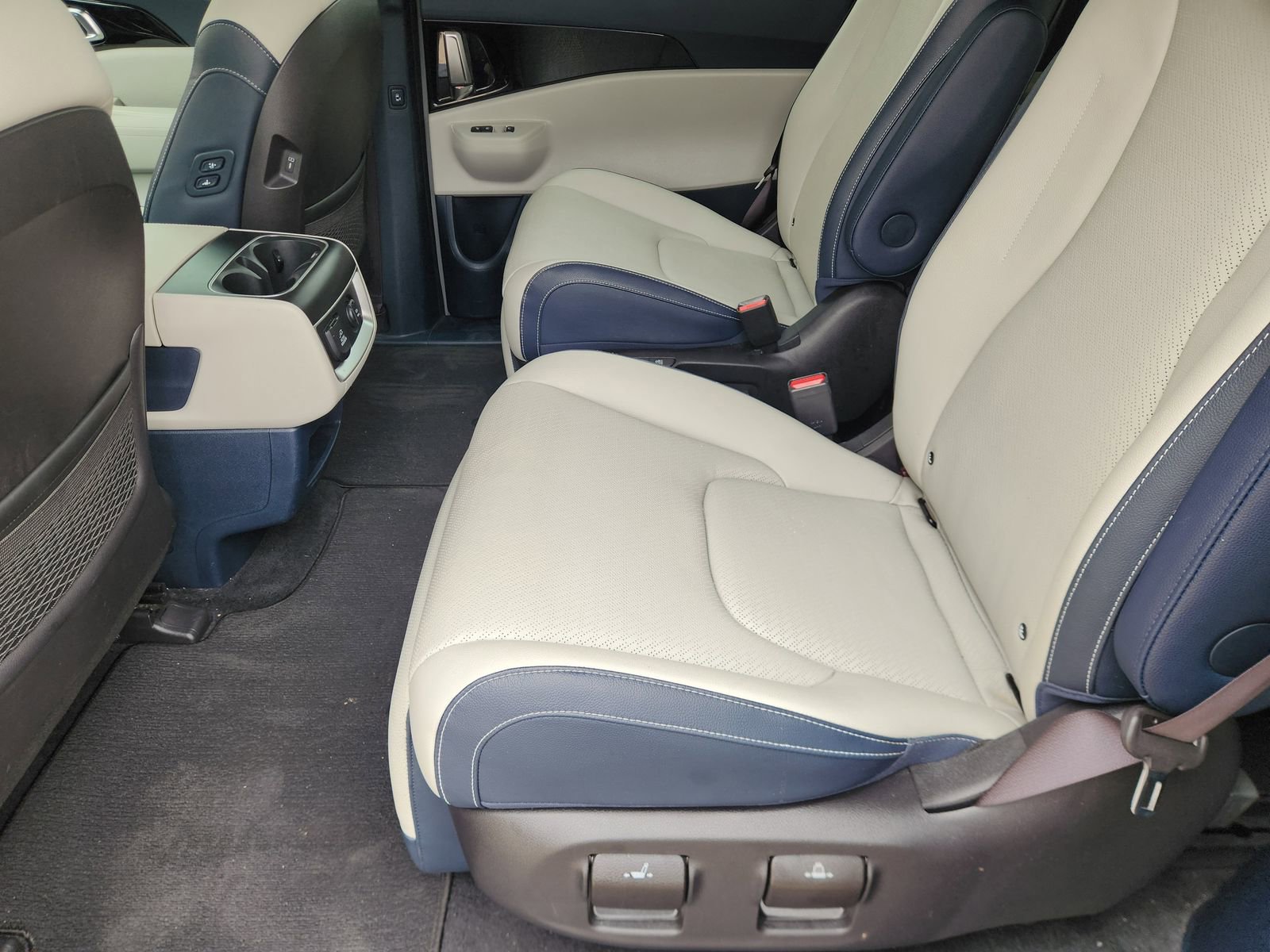 Used 2025 Kia Carnival SX Prestige FWD image 32