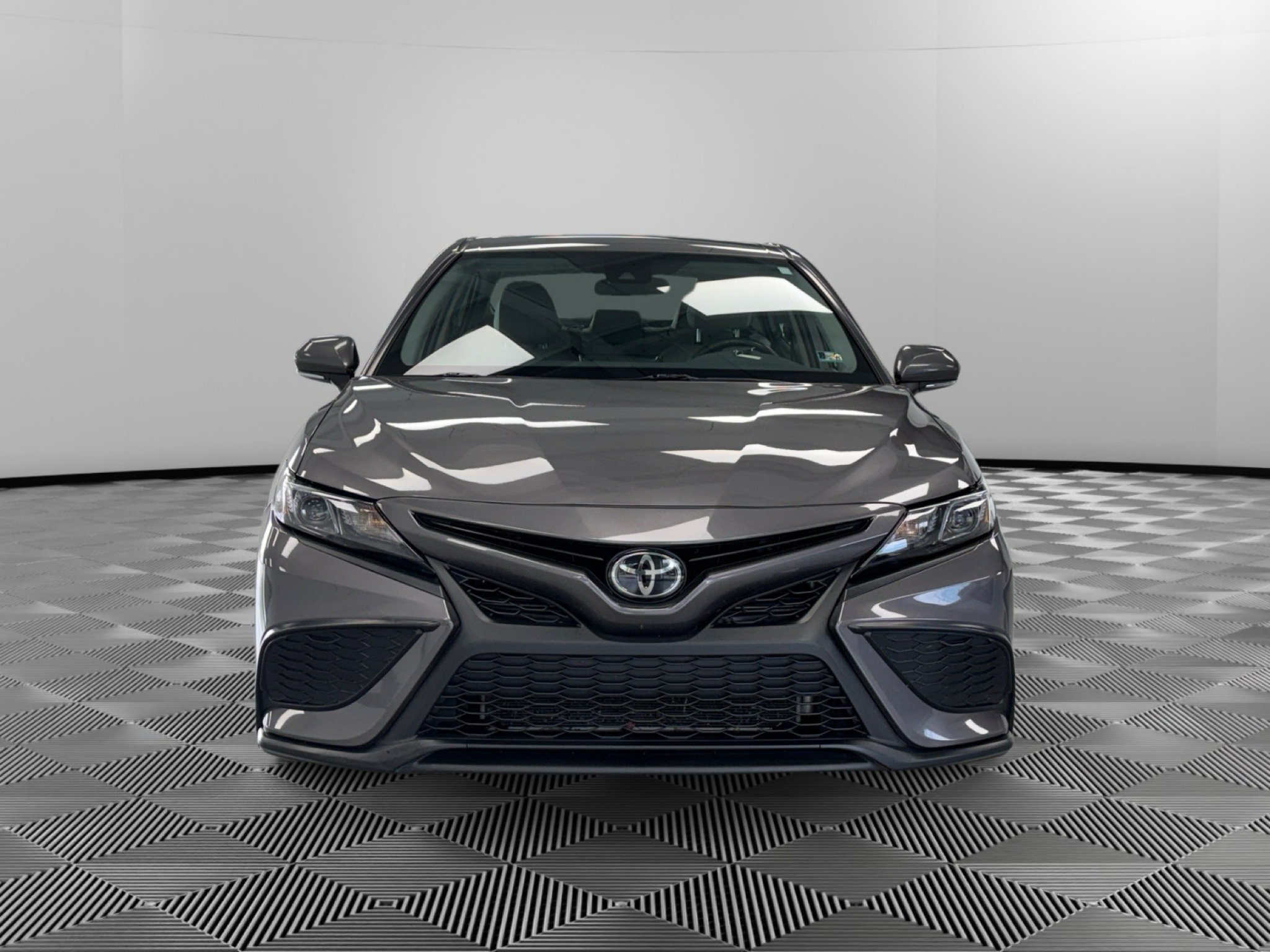 Used 2023 Toyota Camry SE FWD image 3
