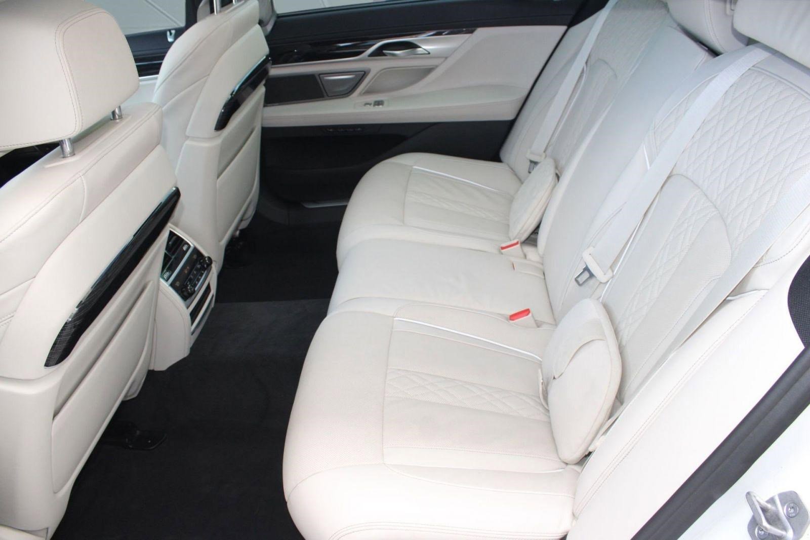 Used 2022 BMW 750i xDrive w/ Luxury Rear Seating Package image 14