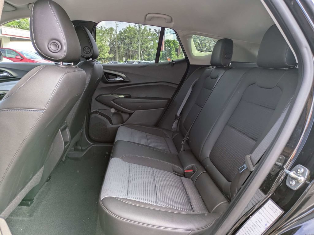 Used 2025 Chevrolet Trax LT w/ LT Convenience Package FWD image 14