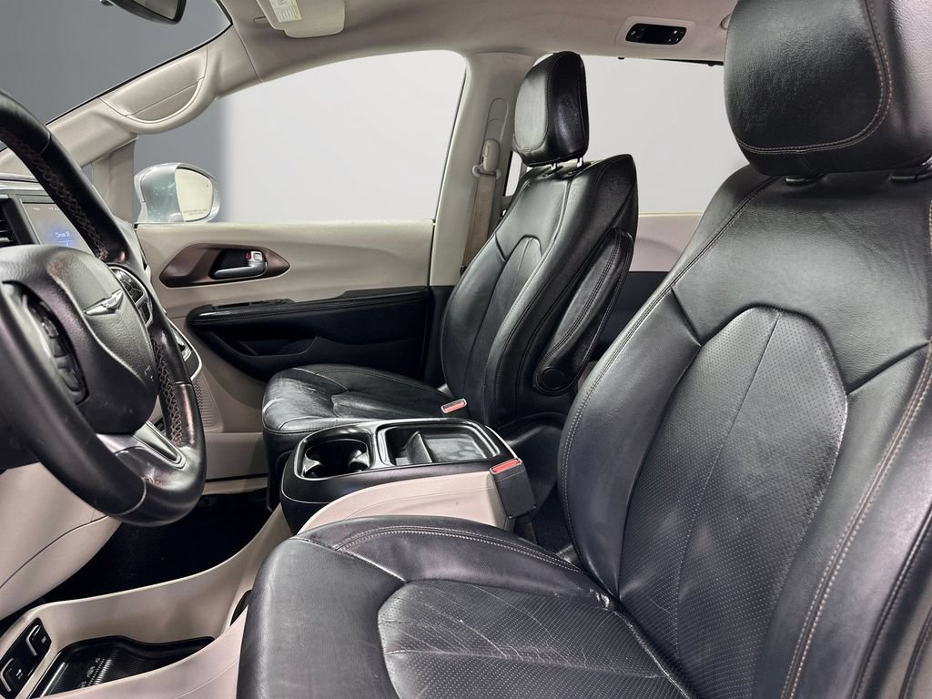 Used 2018 Chrysler Pacifica Touring-L FWD image 14