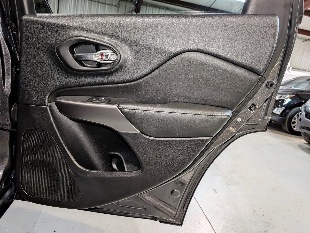 Used 2019 Jeep Cherokee Limited w/ Trailer Tow Group image 23