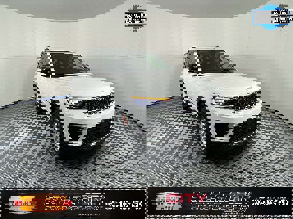 Used 2023 Jeep Grand Cherokee Laredo image 1