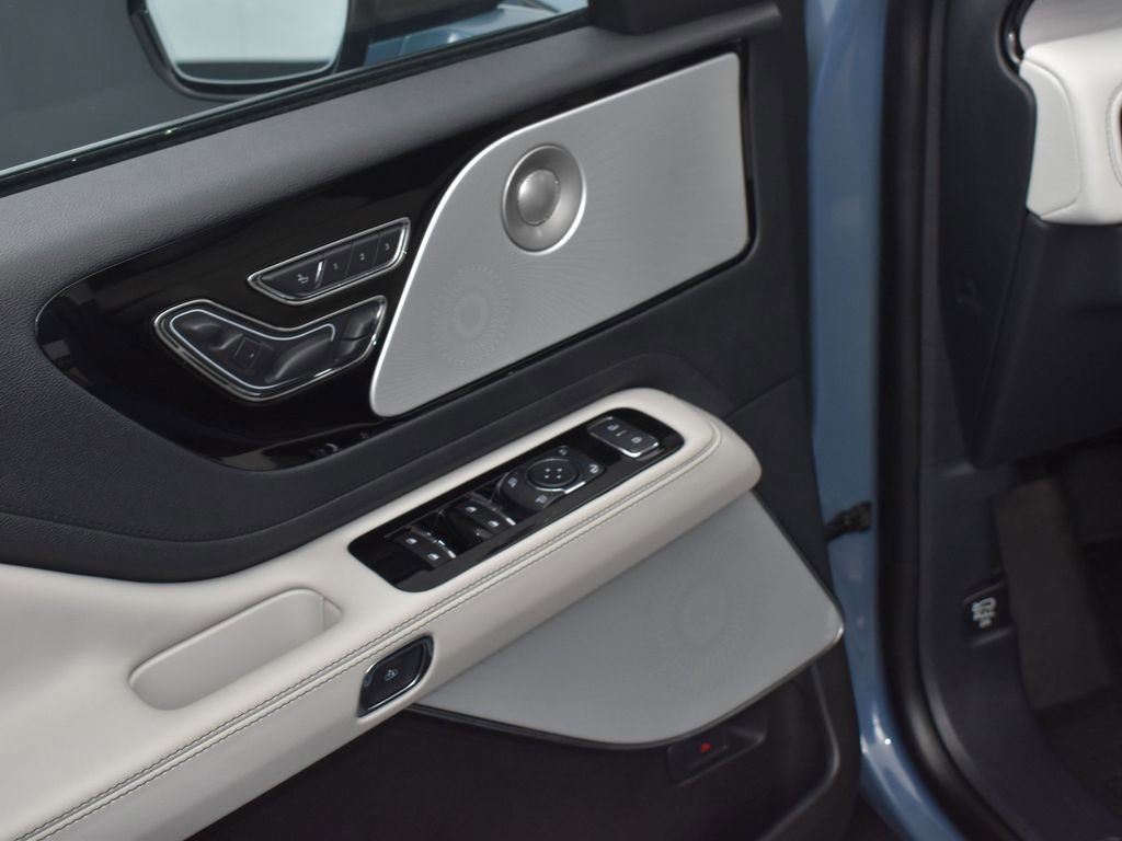 Used 2025 Lincoln Aviator Reserve w/ Equipment Group 201A image 9