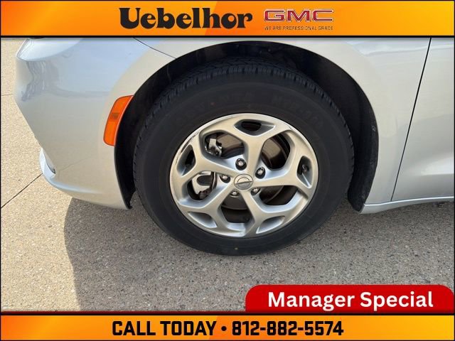 Used 2024 Chrysler Pacifica Limited FWD image 16