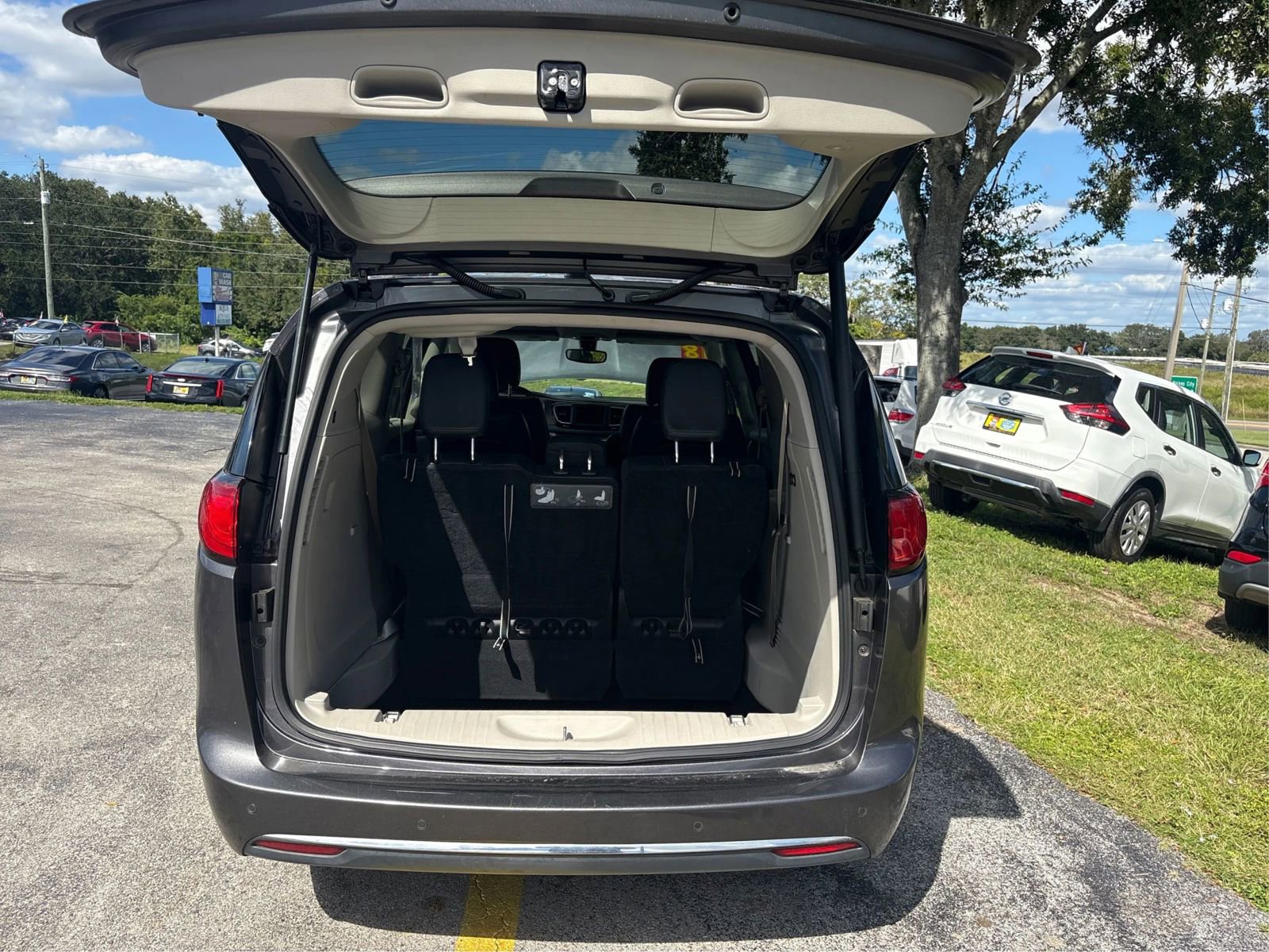 Used 2018 Chrysler Pacifica Touring-L image 12