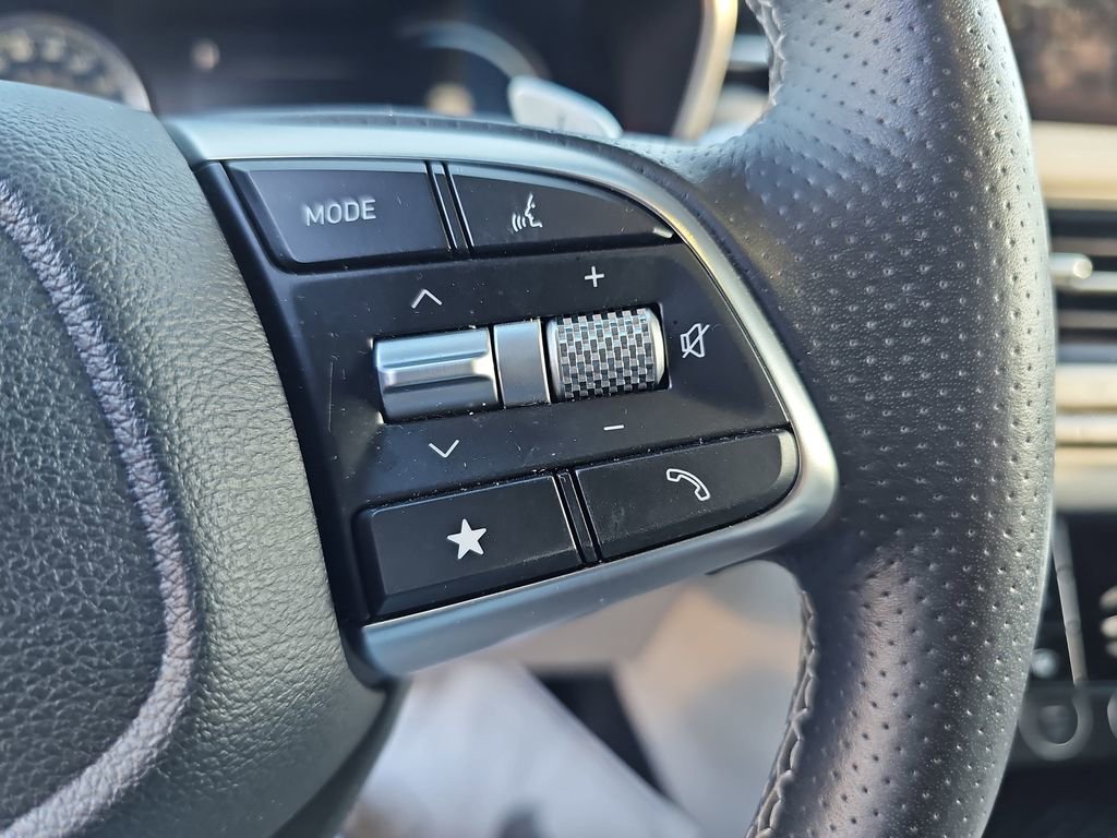 Used 2025 Genesis G70 2.5T image 23