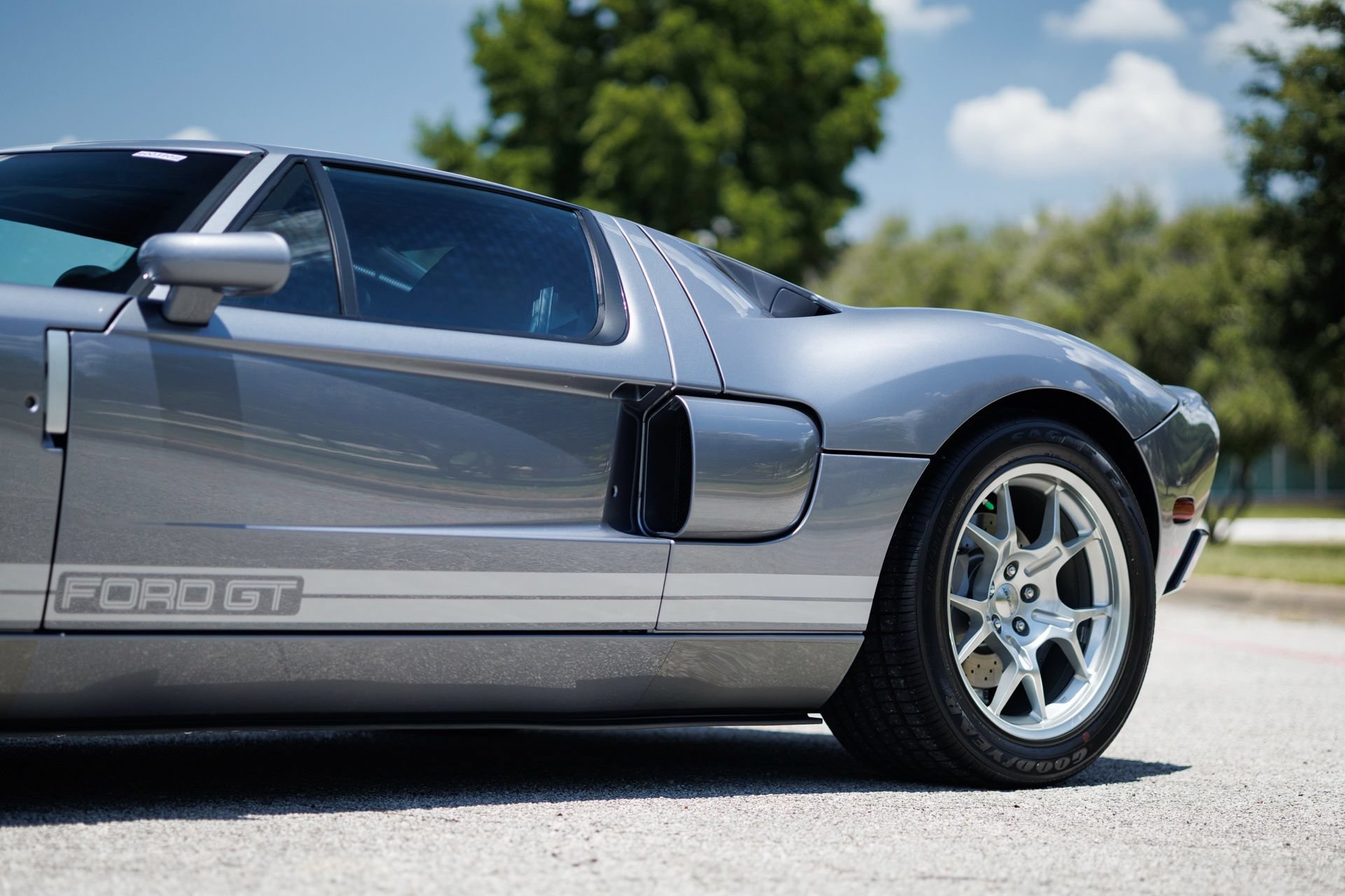 Used 2006 Ford GT RWD image 15