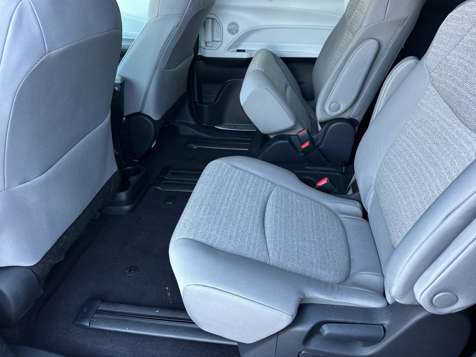 Used 2025 Toyota Sienna LE FWD image 12