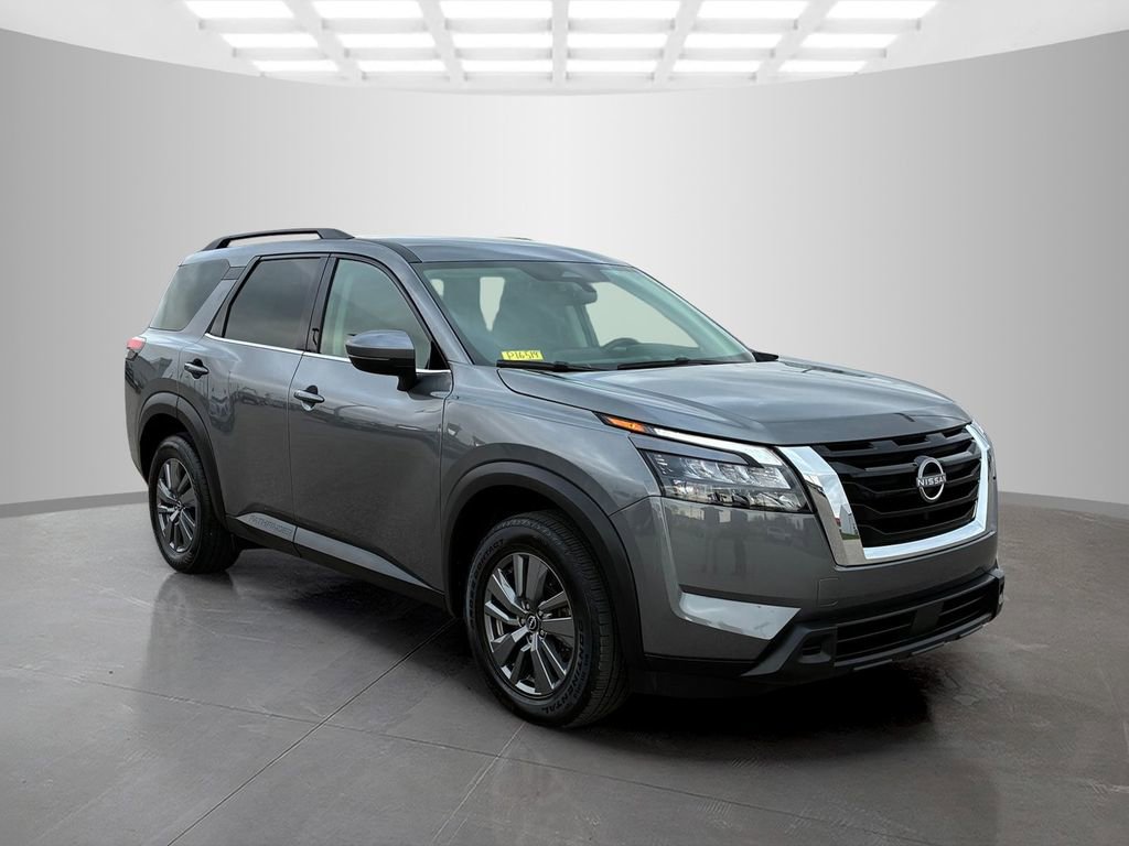Used 2025 Nissan Pathfinder SV image 3