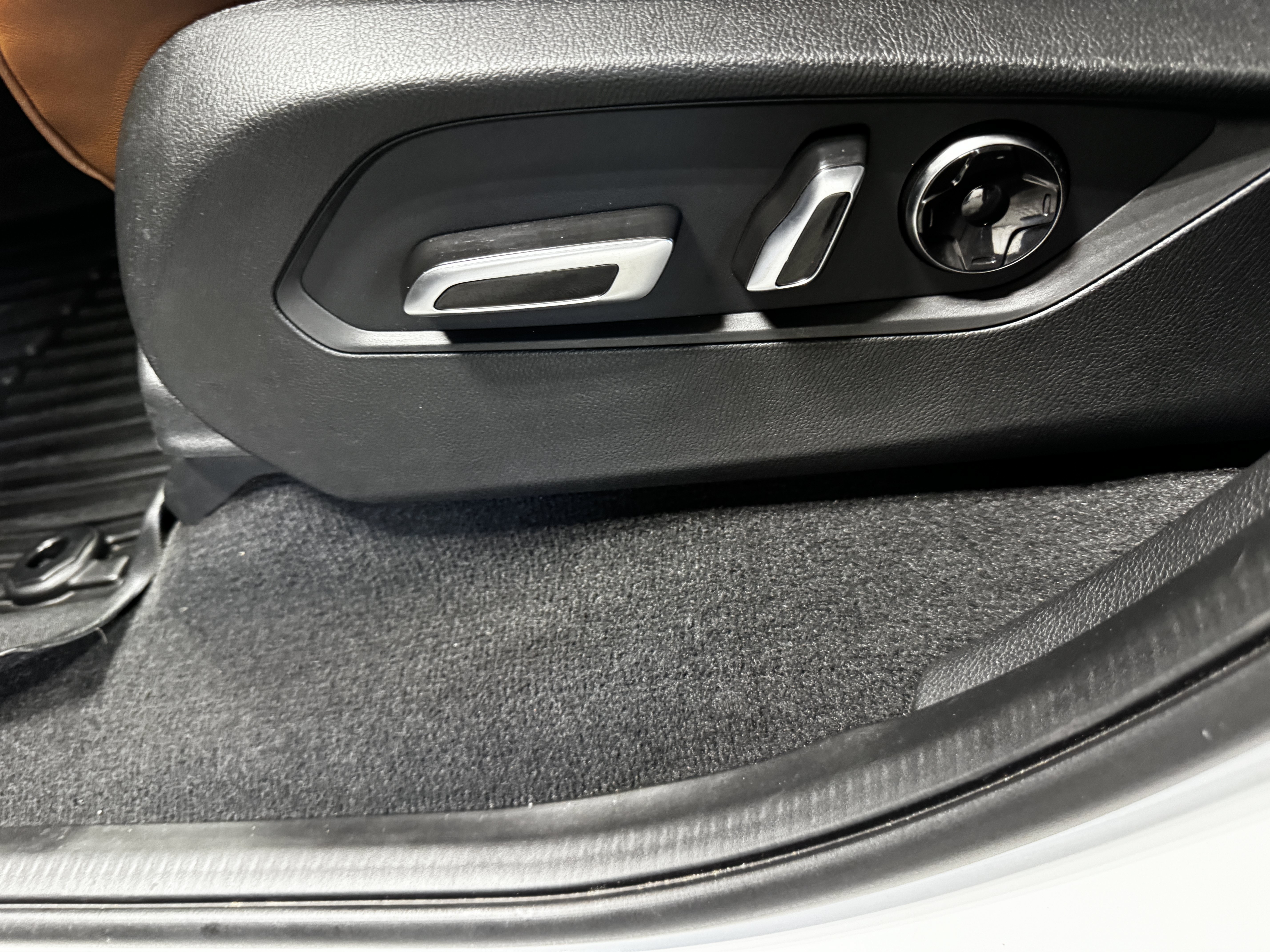 Certified 2025 Acura MDX w/ Technology Package FWD image 32