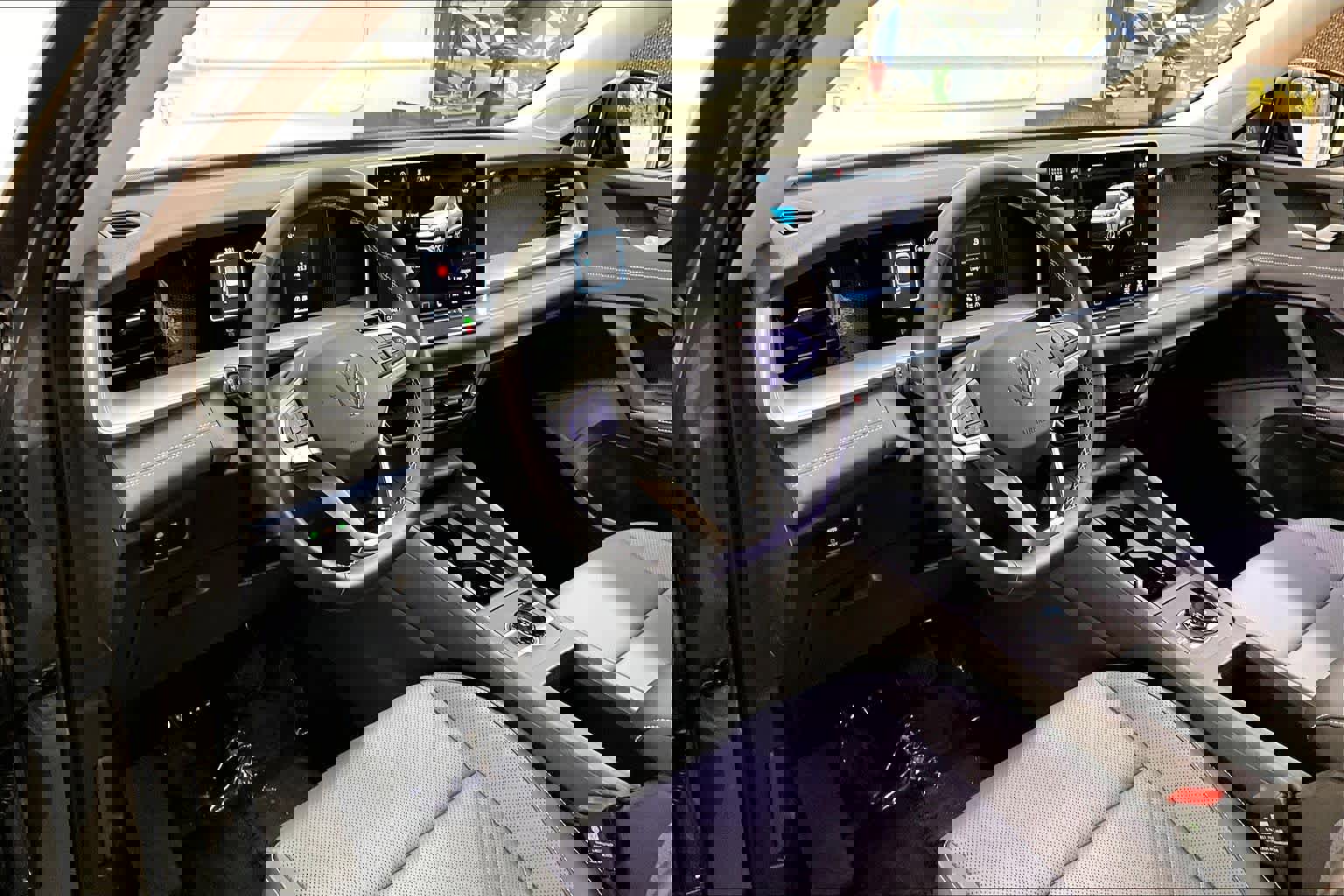 Used 2025 Volkswagen Tiguan SE image 17