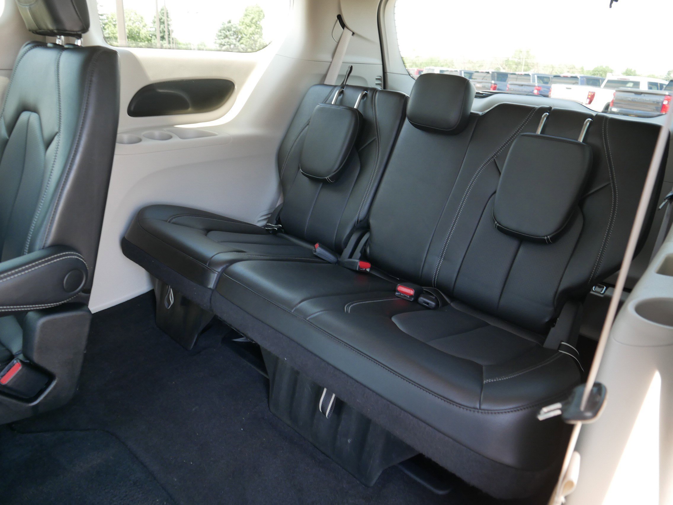 Used 2023 Chrysler Pacifica Touring-L AWD/4WD image 36